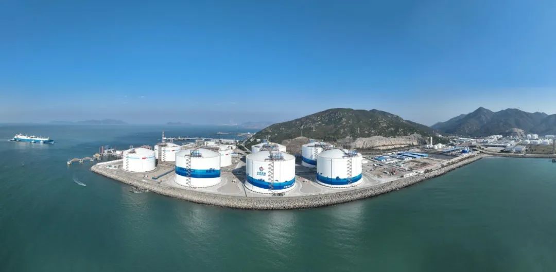 大明参建，中国海油金湾“绿能港”首座27万方LNG储罐投用