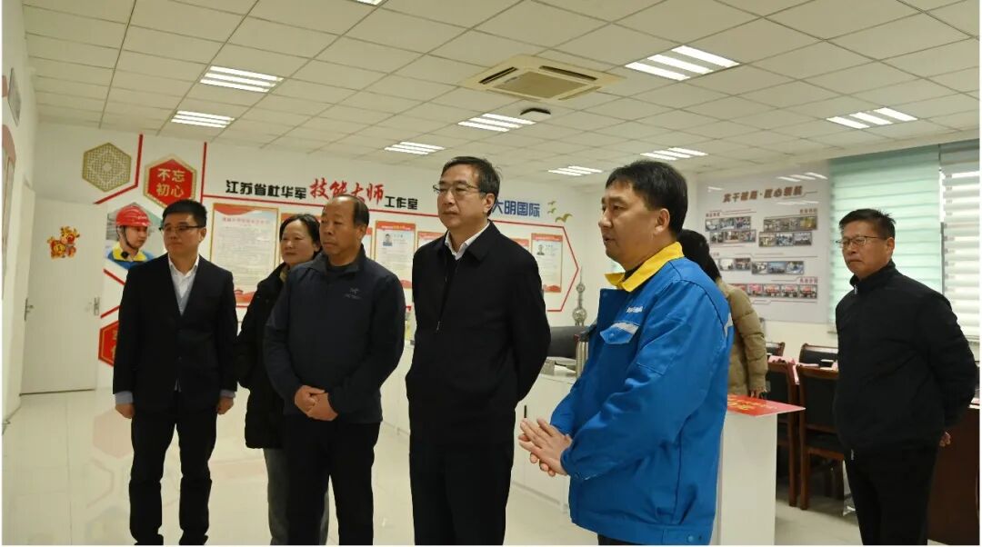 锡山区总工会为大明颁发人才培育扶持资金