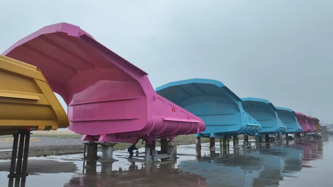 大明制造“关爱健康主题”矿卡货箱批量发运